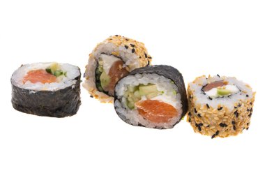 Suşi beyaz arkaplanda izole edildi