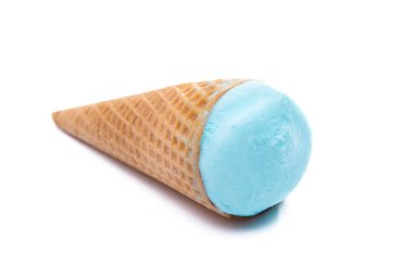 Dondurma külahı beyaz arkaplanda izole