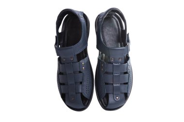 Beyaz arka planda izole erkek deri sandaletleri.