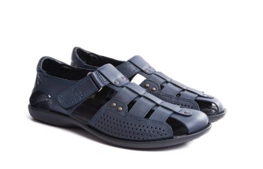 Beyaz arka planda izole erkek deri sandaletleri.