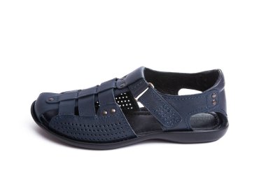 Beyaz arka planda izole erkek deri sandaletleri.