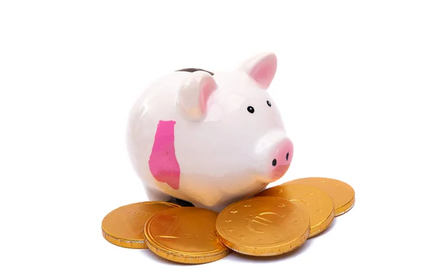Banco Piggy Com Moedas Douradas Isoladas Fundo Branco — Fotografia de Stock