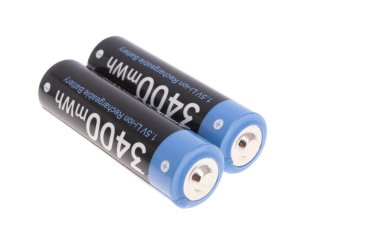 Beyaz arka plan üzerinde izole şarj edilebilir pil