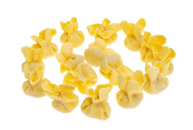 Ravioli beyaz arkaplanda izole edildi