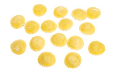 Ravioli beyaz arkaplanda izole edildi