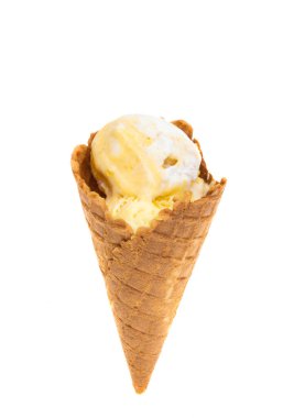 Beyaz arka planda izole edilmiş waffle külahında dondurma.