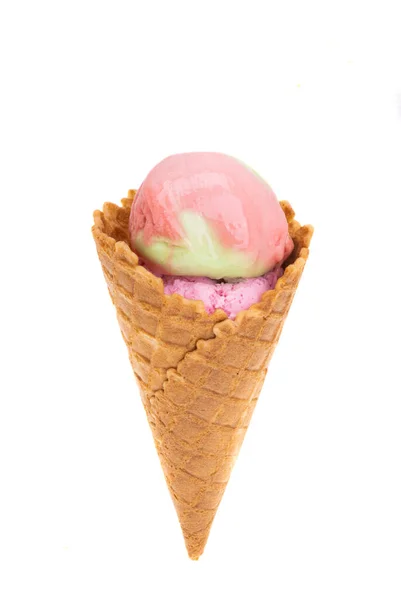 在白色背景上隔绝的华夫饼锥中的冰淇淋 — 图库照片