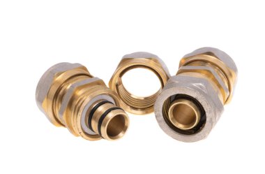 Musluk için bakır adaptörü beyaz arkaplanda izole edildi