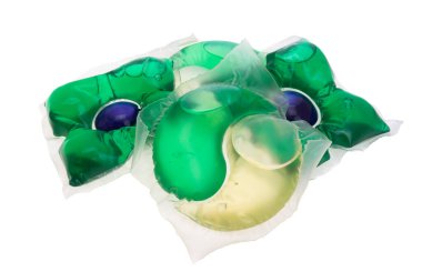 Beyaz arka plan üzerinde izole yıkama kapsül