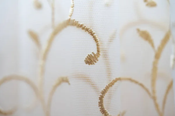 刺繍が閉じ込められたチュールの背景 — ストック写真