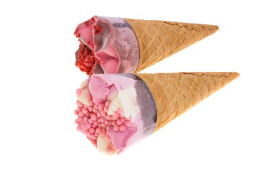 Beyaz arka planda izole edilmiş waffle külahında dondurma.