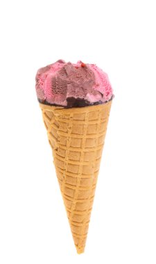 Beyaz arka planda izole edilmiş waffle külahında dondurma.