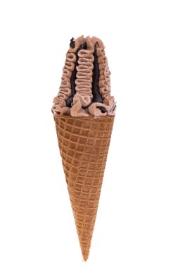 Beyaz arka planda izole edilmiş waffle külahında dondurma.