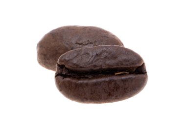 Beyaz arka planda izole kahve çekirdekleri