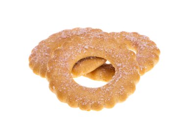 Beyaz arkaplanda izole edilmiş tarçın halkalı kurabiyeler