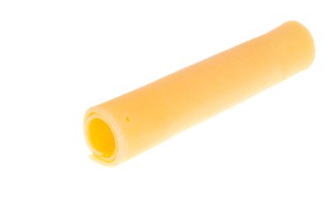 Dilimlenmiş peynir beyaz arkaplanda izole edilmiş