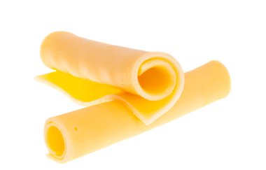 Dilimlenmiş peynir beyaz arkaplanda izole edilmiş