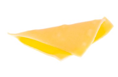 Dilimlenmiş peynir beyaz arkaplanda izole edilmiş