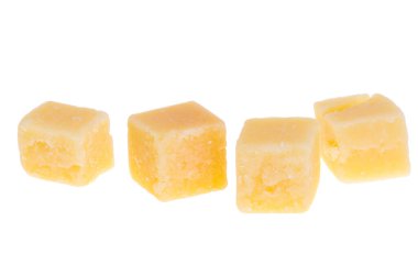 yaşlanmış peynir parçaları beyaz arkaplanda izole