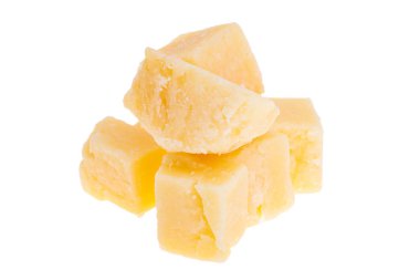 yaşlanmış peynir parçaları beyaz arkaplanda izole