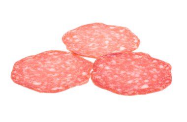 Dilimlenmiş sosis beyaz arkaplanda izole edilmiş.