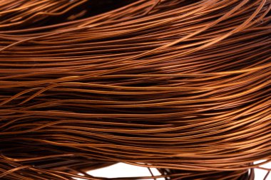 Beyaz Arkaplanda Bakır Kablo İzole Edildi