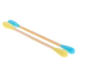 Beyaz arkaplanda pamuklu çubuk izole edildi