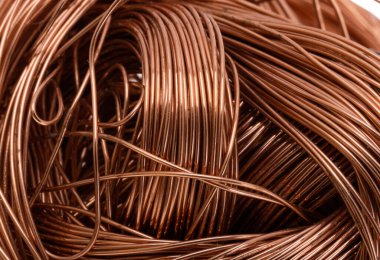 Beyaz Arkaplanda Bakır Kablo İzole Edildi