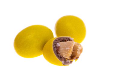 Beyaz arka planda izole edilmiş renkli jöleli fıstıklar.