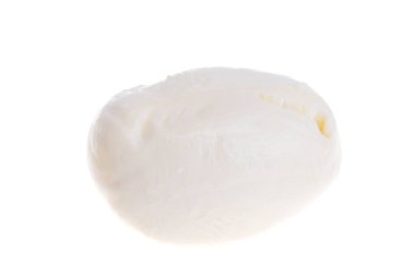 Mozzarella peyniri beyaz arkaplanda izole