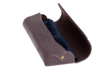 Gözlük kutusu beyaz arkaplanda izole