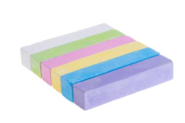 Beyaz arkaplanda izole edilmiş renkli tebeşirler