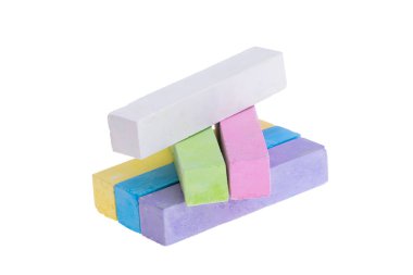 Beyaz arkaplanda izole edilmiş renkli tebeşirler