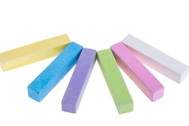 Beyaz arkaplanda izole edilmiş renkli tebeşirler