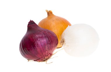 Beyaz arkaplanda soğan izole edildi 