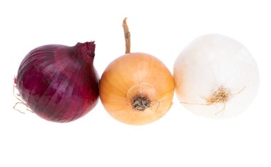 Beyaz arkaplanda soğan izole edildi 