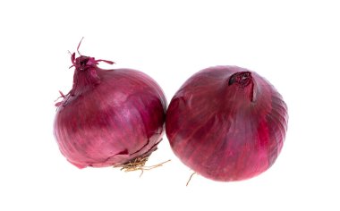 Beyaz arkaplanda soğan izole edildi 