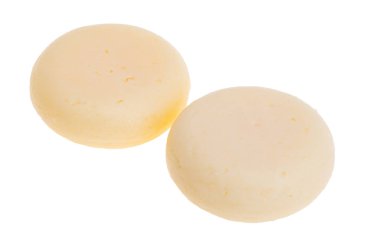 beyaz arkaplanda izole edilmiş yuvarlak peynir