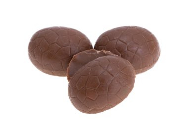 Beyaz arkaplanda izole edilmiş çikolata yumurtası