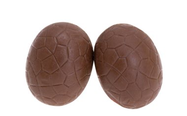 Beyaz arkaplanda izole edilmiş çikolata yumurtası