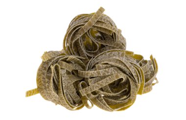 Erişteler beyaz arkaplanda izole edilmiş