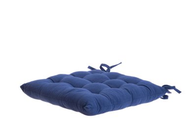 Beyaz arka planda izole edilmiş sandalyedeki yastık