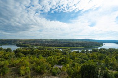 Dinyester Nehri'nin sonbahar manzara