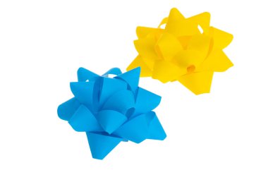 Hediye yayı sarı ve mavi beyaz arkaplanda izole edilmiş.