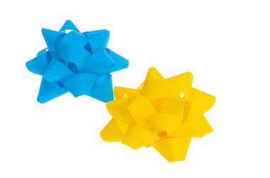 Hediye yayı sarı ve mavi beyaz arkaplanda izole edilmiş.