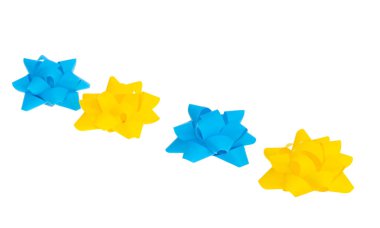 Hediye yayı sarı ve mavi beyaz arkaplanda izole edilmiş.