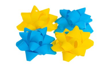 Hediye yayı sarı ve mavi beyaz arkaplanda izole edilmiş.