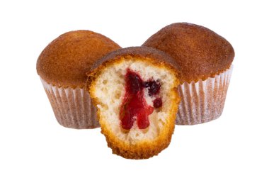 Reçelli küçük kek beyaz arka planda izole