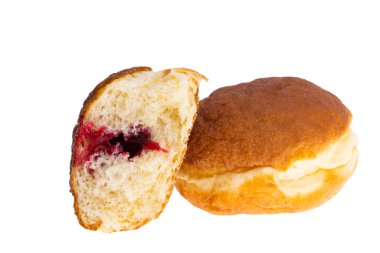 Doldurulmuş donutlar beyaz arkaplanda izole edilmiş