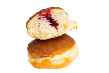 Doldurulmuş donutlar beyaz arkaplanda izole edilmiş